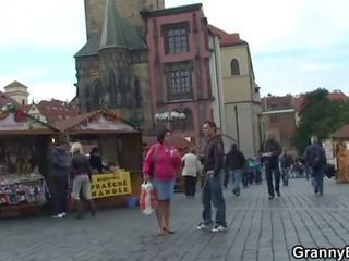 Babka turista jumps na vták