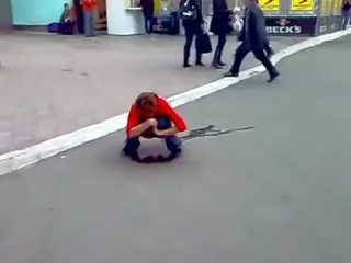 Beat rus doamnă pisare în străzi