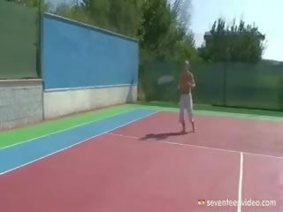Blond tennis amoureux