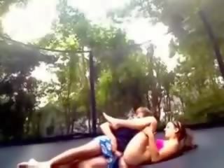 Trampolin sexamateur pasangan seks / persetubuhan pada trampolin