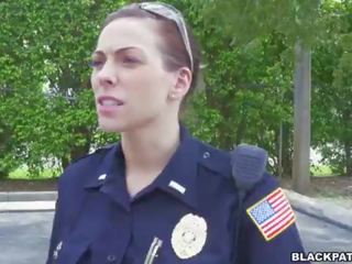 Sieviete cops vilkt vairāk melnas suspect un zīst viņa dzimumloceklis